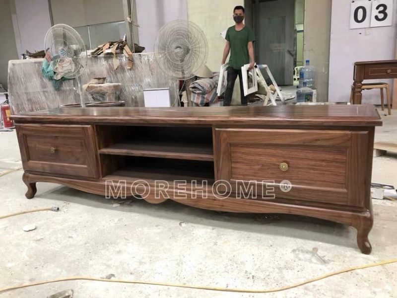 Sản xuất kệ tivi bằng gỗ óc chó tân cổ điển, mẫu mã đa dạng, được ưu chuộng cho không gian biệt thự, nhà phố, căn hộ cao cấp.