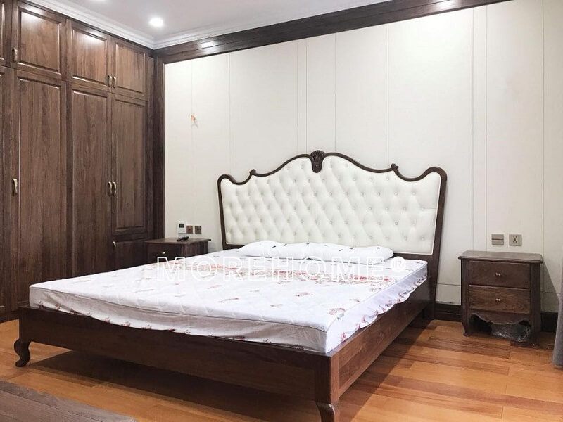 Mẫu giường ngủ gỗ óc chó tinh tế với thiết kế theo phong cách tân cổ điển sang trọng, đẳng cấp