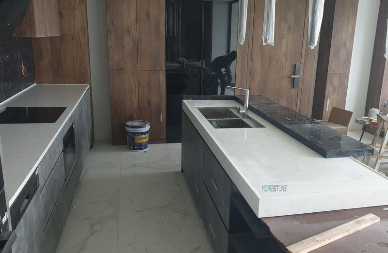 Đá bàn đảo bếp với kiểu dáng thiết kế hiện đại hứa hẹn sẽ mang đến cho không gian sống của gia đình sự sang trọng và tinh tế. thi công đá bàn đảo bếp MoreStone